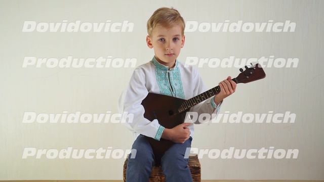 Russian boy in national dress plays the balalaika. смотреть онлайн