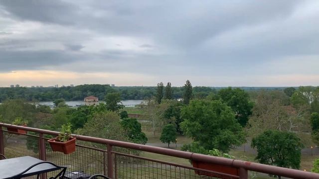 Вид из любимой пиццерии на слияние реки Сава и реки Дунай из крепости Калемегдан смотреть онлайн