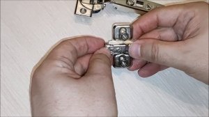 Как поменять петли и фасады за 20 минут у  шкафа на кухне. Доступно каждому-ничего сложного.