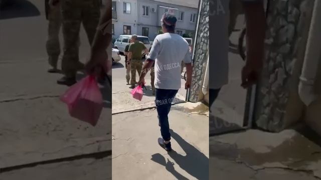 В Одессе местные жители сообщают, что сотрудники военкомата открыли стрельбу в воздух при попытке за смотреть онлайн