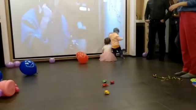 День рождения Андрея 2 годика Подарки Сюрпризы Эндрю Тайм Видео для детей смотреть онлайн