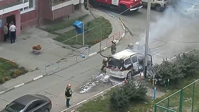 Горящая машина во дворе дома смотреть онлайн