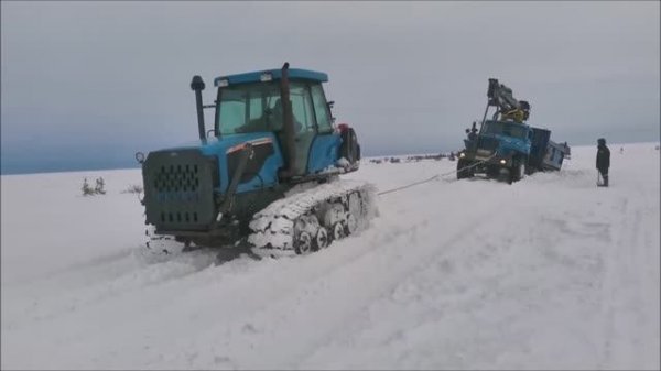 Трактора на севере по бездорожью ДТ-75.