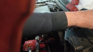 установка плюсовой клеммы на место после проведения работ по восстановлению силового предохранителя