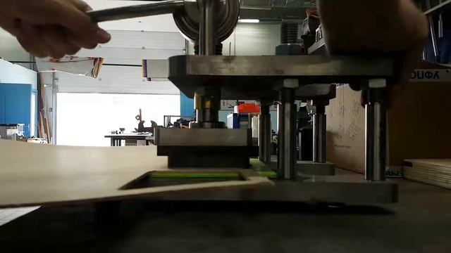 Ручной пресс. Вырубка детали из плотного картона смотреть онлайн