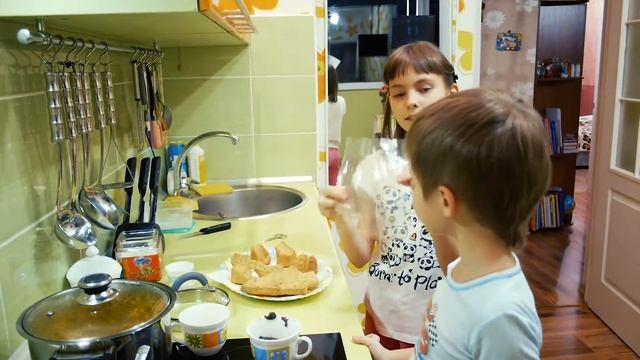 Дети готовят глазурь для кексов смотреть онлайн