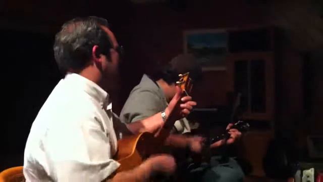 Luis Emiro y Louis tocando La Guagua en cuatro смотреть онлайн