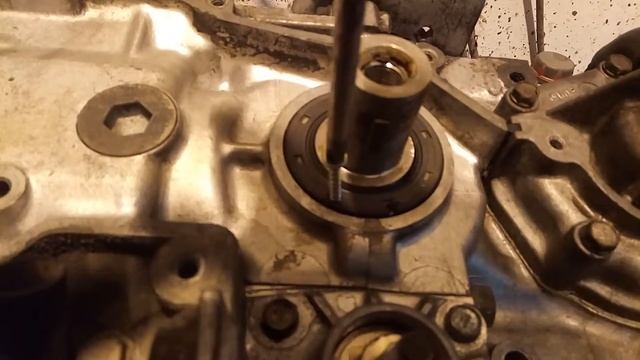 Как извлечь сальник с мотора. смотреть онлайн