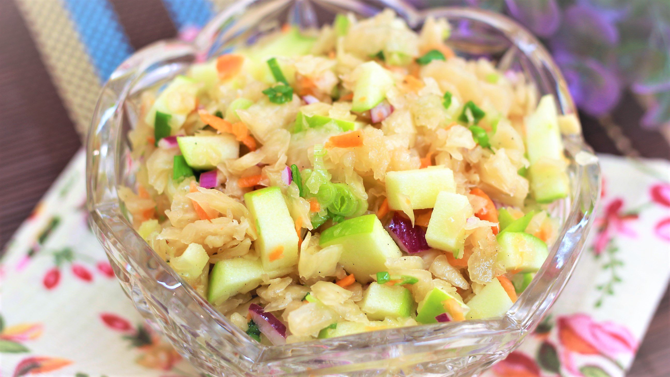 Праздничный салат с яблоком и квашеной капустой?Приятного просмотра. смотреть онлайн