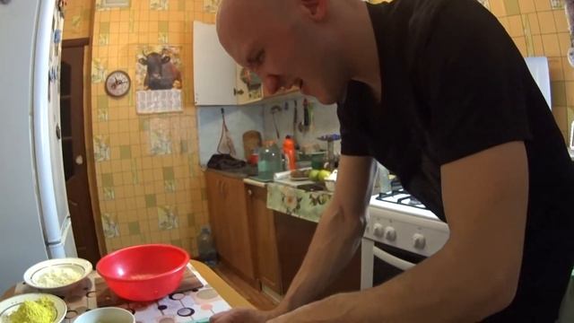 Готовим новогодний салат Мимоза/Мужская кухня/Прикол смотреть онлайн