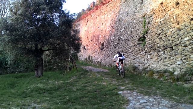 Uphill in Pietrasanta (Italia) mountain bike Крутая горка у средневековой стены смотреть онлайн