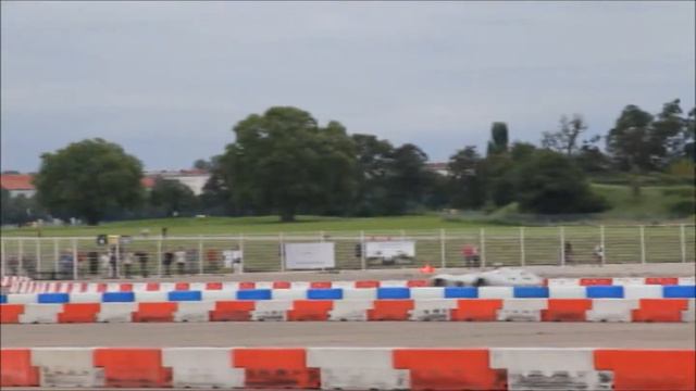 [HD] Mercedes Benz & Friends Berlin Tempelhof - Mercedes Benz W196 "Monza" Streamliner Hans Herman смотреть онлайн