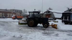 Чистка снега. Трактор с щеткой и отвалом