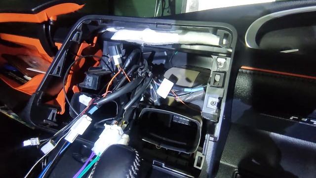 ЗАМЕНА ШТАТНОЙ МАГНИТОЛЫ TOYOTA SIENTA . ЧТО КУДА ЦЕПЛЯТЬ. смотреть онлайн