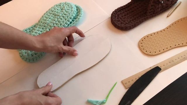Вязать домашние тапочки крючком из трикотажной пряжи. Работа с резиновой подошвой. С чего начинать. смотреть онлайн