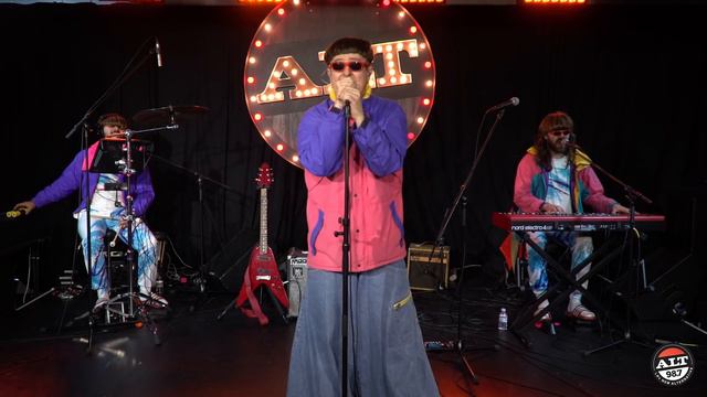 Oliver Tree Performs "Alien Boy" смотреть онлайн