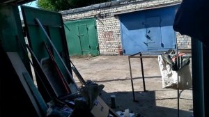 Подрезаем ворота гаража. Заливаем пол