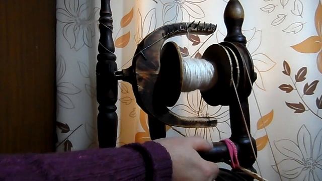 Элементы подготовки деревянной колесной старинной самопрялки к работе смотреть онлайн