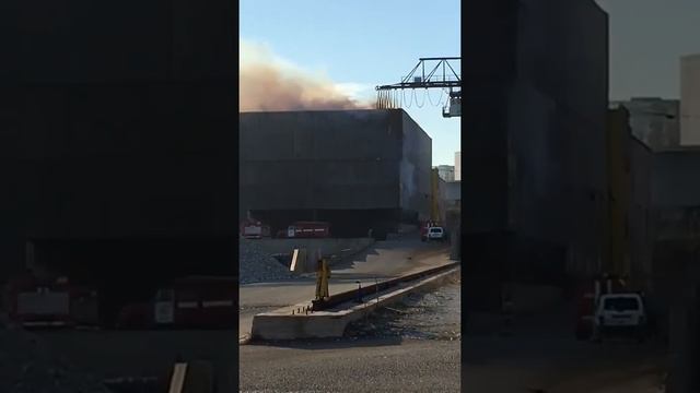 Производственные помещения горят в Восточном районе Новороссийска смотреть онлайн