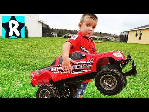 Огромный МОНСТР ТРАК Ford vs Полицейская Машина Кто быстрее? Супер Гонки на машинках Видео для Детей