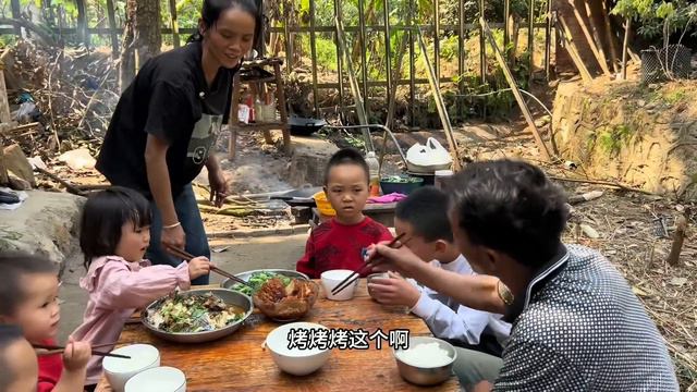 广西姑娘第一次用扣肉招呼越南朋友，怀念小时候爸爸做的味道！ смотреть онлайн