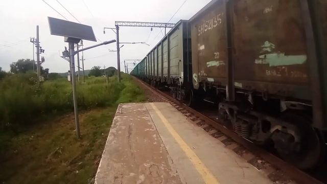 Электровоз 3ЭС5К-355 "Ермак" с грузовым поездом следует через о.п.Безымянная летним вечером. смотреть онлайн