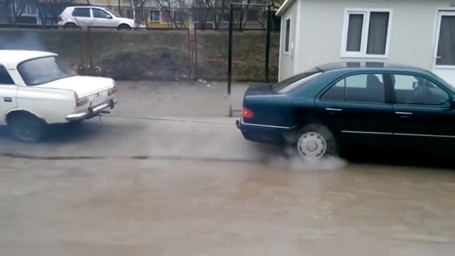 Москвич vs Мерседес, кто кого?!) MOSKVICH VS Mercedes-Benz смотреть онлайн