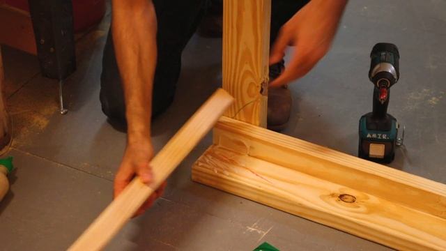 Make A Sturdy Workbench The Simplest Way - DIY... смотреть онлайн