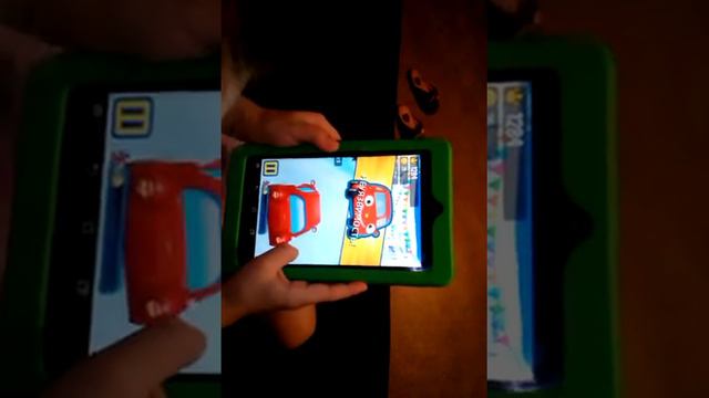 Алиса играет на планшете в игру Пороро|Pororo смотреть онлайн