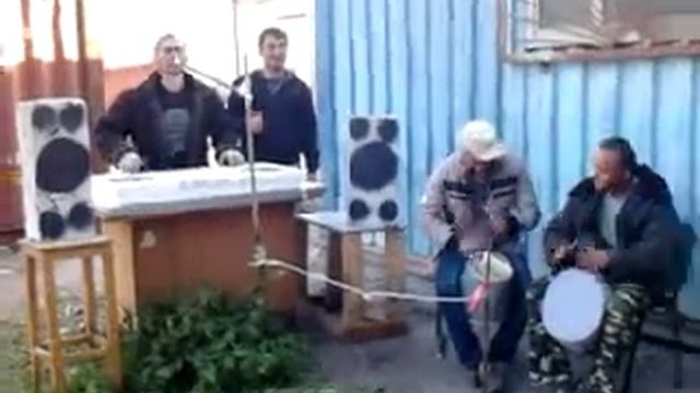 Работяги исполняют...