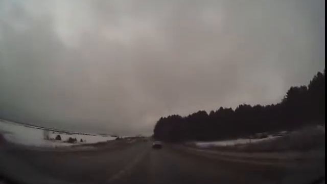 ВАЗ 2105 обгоняет через сплошную. Люди, давайте не будем нарушать! смотреть онлайн