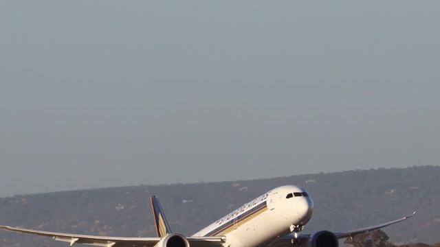 Emirates Airbus A380 Aborted Landing (go-around) + 51 Minutes of Perth Airport Plane Spotting Actio смотреть онлайн