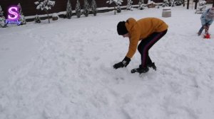 Первый снег для КОТЕНКА ❄️ ВЛОГ Тима и Эмма лепят снеговика ⛄️