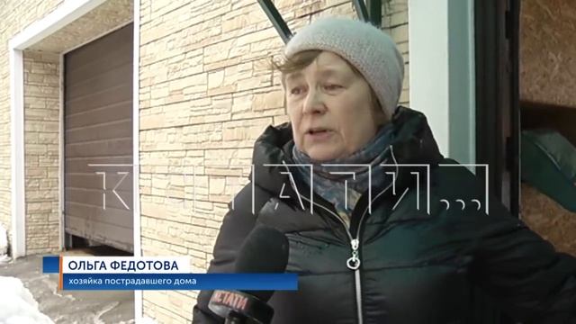 Снежная лавина, сошедшая с крыши дома - разрушила соседний дом и повредила случайный автомобиль смотреть онлайн