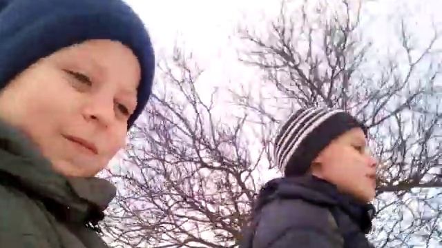 Иду со школи з друз'ями, слушайем музику на колонки смотреть онлайн