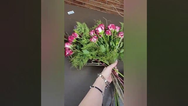 Строгий букет с леукадендроном и монстерой смотреть онлайн