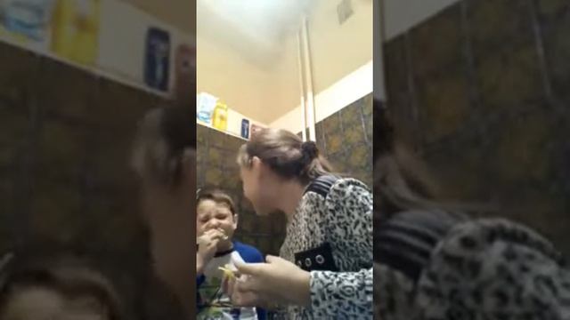 Чистим зубы лимоном. Как отбелить зубы лимоном. Фу кисло ? смотреть онлайн