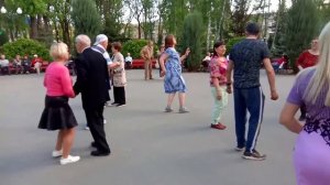 А ТЫ ЧУЖАЯ ЖЕНА.КРАСИВАЯ ПАРА КРАСИВО ТАНЦУЕТ В ПАРКЕ ГОРЬКОГО.ЛЕТО 21..mp4