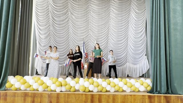 Танцевальный флешмоб ко Дню России «Песни о родной стране» смотреть онлайн