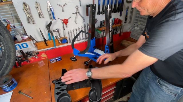 Park Tool's Easy to Use, Super Versatile TS-4.2 Bicycle Wheel Truing Stand смотреть онлайн