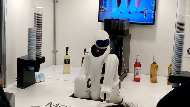 Робот-бариста в парке "Зарядье" смотреть онлайн