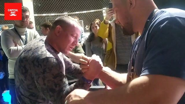 Кирилл Сарычев и Антон Корчин за разминочным столом. Армрестлинг NWPA. Sarychev Kirill Korchin Anto