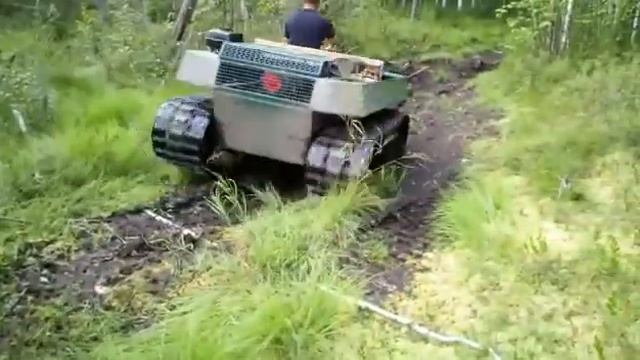 Гусеничный вездеход. Катаемся по лесу.