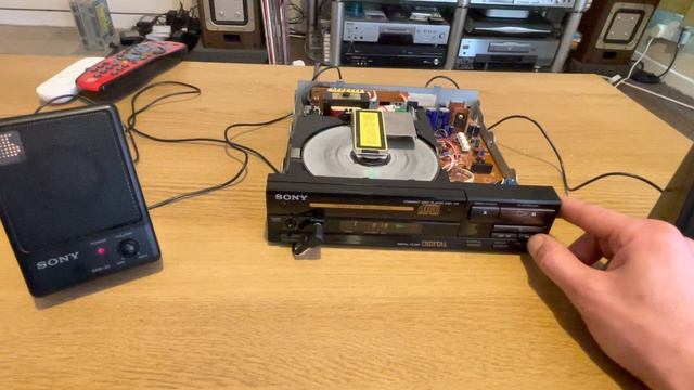 Sony CDP - 17F Plays a snapped CD смотреть онлайн