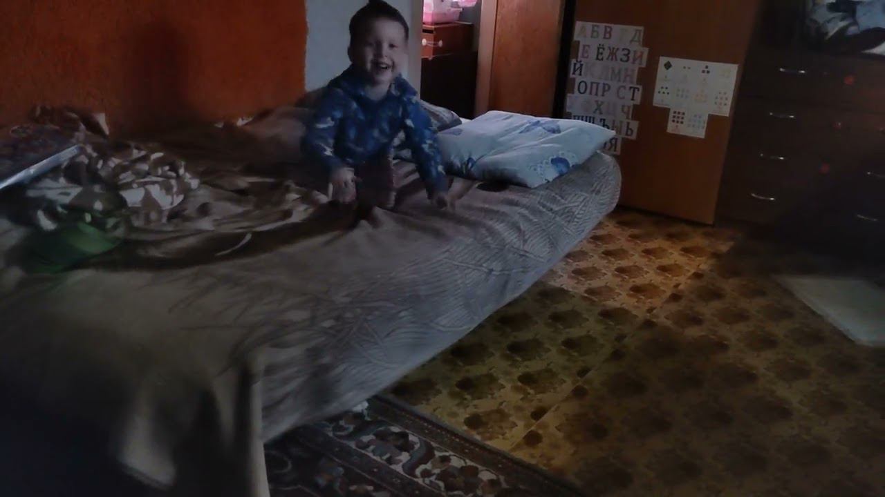 Осень 2022 Лёва играет с Ютой.