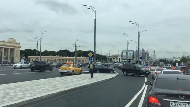 Поворот с Садового на Ленинский пр. (в угоду плитке) смотреть онлайн