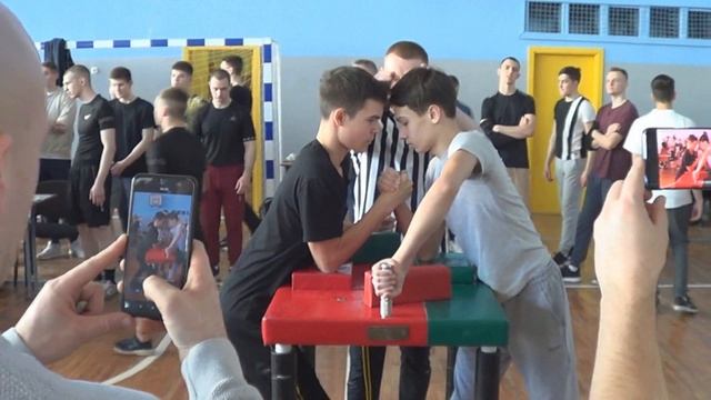 АРМРЕСТЛИНГ В БЕЛАРУСИ. 16 ЛЕТНИЙ БОЕЦ ПРИШЁЛ В АРМРЕСТЛИНГ. смотреть онлайн