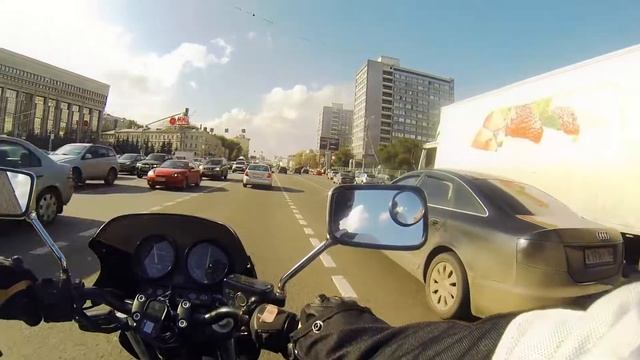 На мотоцикле в тёплый осенний день по Москве смотреть онлайн