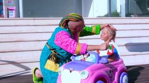 Девочка , мама и папа играют с цветными шариками / Сказки для Евы