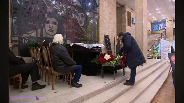 Жуткое событие на похоронах Марка Рудинштейна повергло всех в шок смотреть онлайн